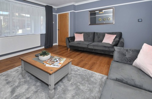 Crewe House | Cozy Orion House: Ideal for Families with Garden & Kitchen