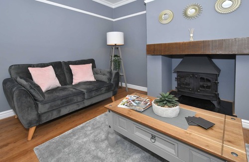 Crewe House | Cozy Orion House: Ideal for Families with Garden & Kitchen