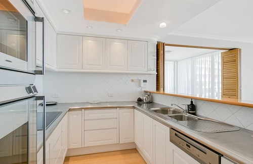 Coolangatta Apartment | Modern Orion Unit 8: Family-Friendly Oceanfront Retreat