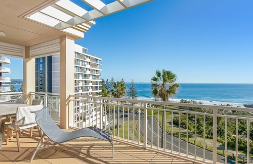 Coolangatta Apartment | Modern Orion Unit 8: Family-Friendly Oceanfront Retreat