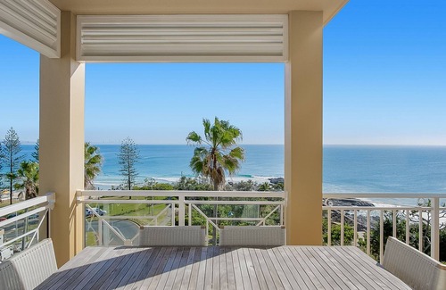 Coolangatta Apartment | Modern Orion Unit 8: Family-Friendly Oceanfront Retreat