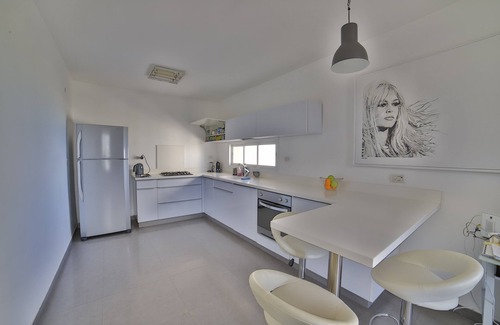 Netanya Apartment | Discover Orisplace: A Home on the Sea with Pool & More