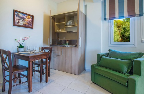 Zalongo Apartment | Orizontas Residences: Ocean View with Pool and Dining Options