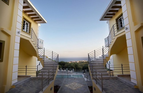 Zalongo Apartment | Orizontas Residences: Ocean View with Pool and Dining Options