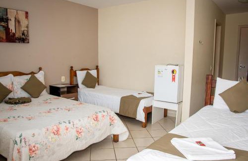 Araruama Hotel | Inviting Orla de Araruama: Poolside Fun & Breakfast Included