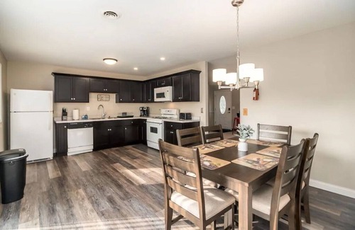 Orland Park House | Pet Friendly Orland Park FHS Rental with Pool & Breakfast