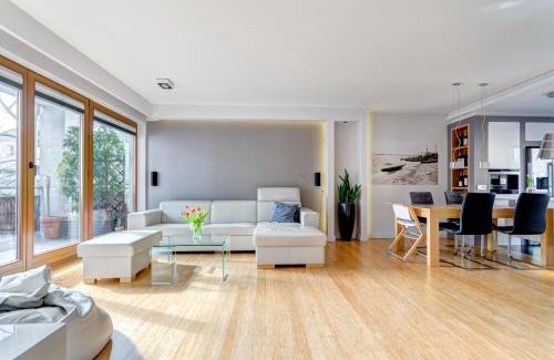 Orlowo Apartment | Discover Orlowska43: Family-Friendly Stay with Breakfast