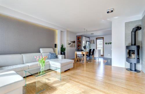 Orlowo Apartment | Discover Orlowska43: Family-Friendly Stay with Breakfast