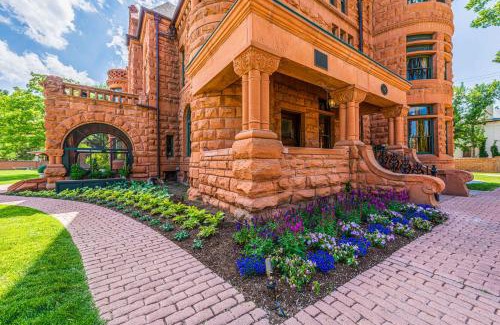 Pueblo Hotel | Exquisite Orman Mansion: Top-Rated Stay with Kitchen Amenities