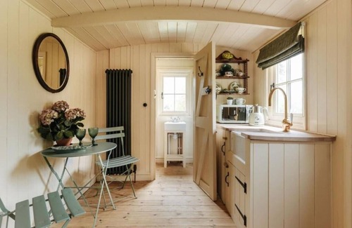 Great Yarmouth Ski Chalet | Discover Ormesby Manor: Family-Friendly Gamekeeper Hut