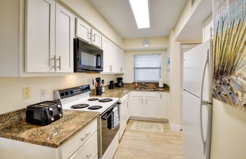 Ormond-by-the-Sea Condo | Beachside Condo with Pool Access: Rated 10/10 for Comfort!