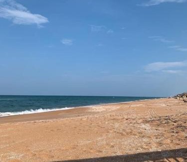 Ormond-by-the-Sea Apartment | Beachfront Bliss in Ormond: Family Fun & Ocean Views