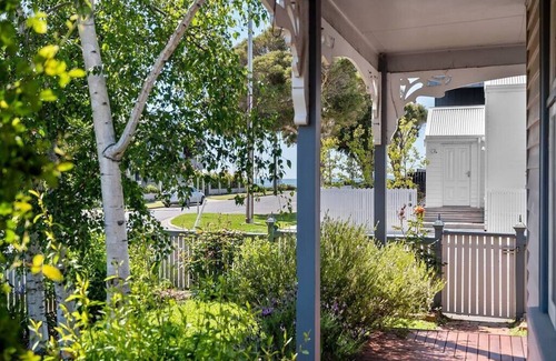 Rippleside House | Orontes Cottage: Perfect Oceanfront Retreat in Geelong