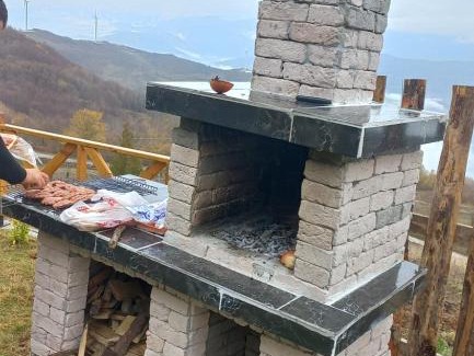 Geyve House | Pet-Friendly Ortaköy Bungalov Evleri with Hot Tub