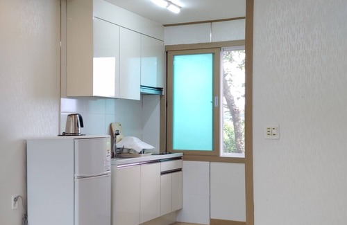 Hallim Condo | Budget-Friendly Stay at Orumm Pension with Kitchen & Breakfast