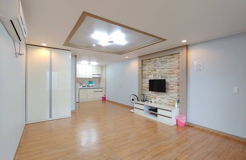 Hallim Condo | Budget-Friendly Stay at Orumm Pension with Kitchen & Breakfast