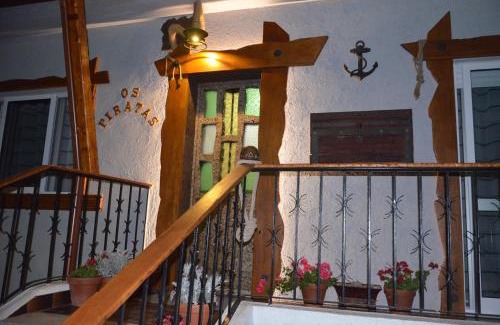 Charneca de Caparica e Sobreda Hotel | Budget-Friendly Stay at Os Piratas with Kitchen Amenities