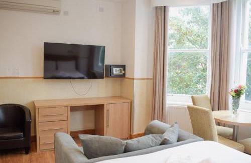 Eastbourne Seafront Apartment | Pet-Friendly Osborne Aparthotel: Family Comfort Awaits