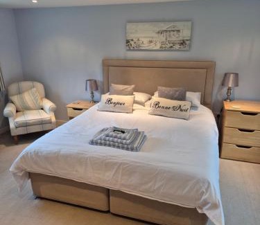 Holcombe Burnell House | Osbornes Holiday House: Family-Friendly Oasis with Pool