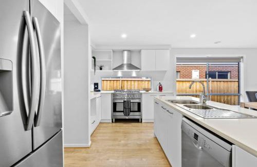 Armstrong Creek House | Relaxing OSCAR: A Family-Friendly Retreat with Netflix