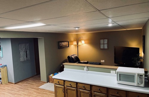 Oshkosh House | Pet-Friendly Oshkosh EAA AirVenture Rental with Spa & Kitchen