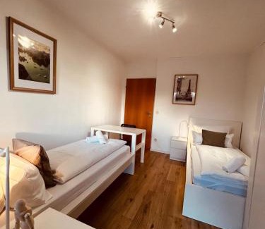 Ibbenbueren Apartment | Discover B23 Monteure: Cozy 5-Room Retreat with TV