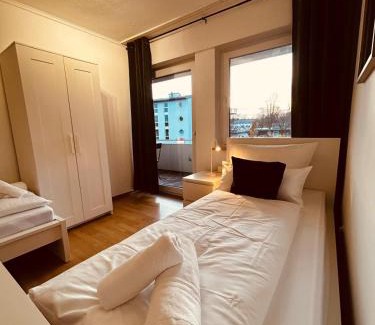 Ibbenbueren Apartment | Discover B23 Monteure: Cozy 5-Room Retreat with TV