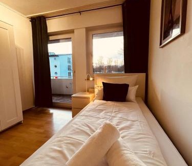 Ibbenbueren Apartment | Discover B23 Monteure: Cozy 5-Room Retreat with TV