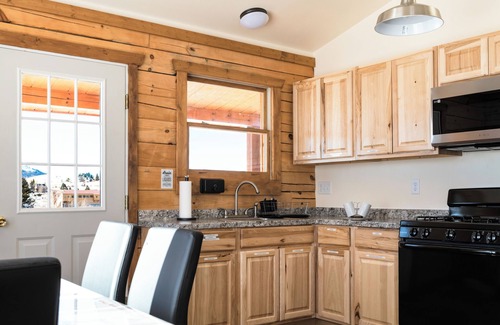 Cripple Creek Cabin | Experience Oso Lucky Lodge: Top-Rated Retreat in Cripple Creek