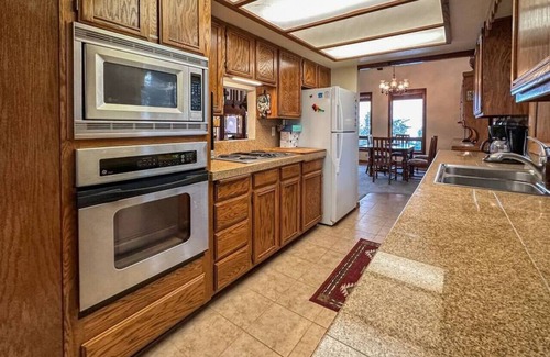Cascade Apartment | Enchanting Vintage Cabin Retreat with Hot Tub & Spa Amenities