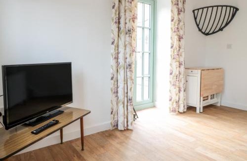 Mitcheldean House | Discover Ostlers: 4-Star Pet-Friendly Retreat with Top Reviews