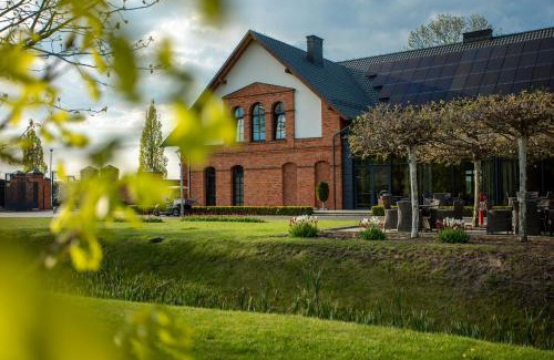 gmina Siedlec Resort | Discover Ostoja Chobienice: Pet-Friendly Oasis with Pool