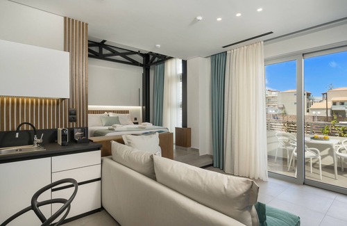 Agia Marina Hotel | Ostrakon Suites: Premier Ocean View with Pool & Spa Amenities