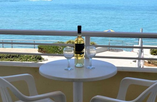 Atsipópoulon Apartment | Ostria Beachfront Studios with Beautiful Seaview & Amenities