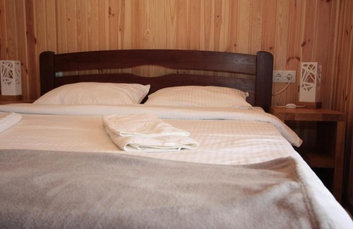 Volyn Oblast Resort | Ostrivky: Pet-Friendly Hotel with Oceanfront Pool & Breakfast