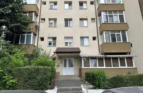 Ramnicu Valcea Apartment | Ostro Two Bedrooms: Family-Friendly Retreat for Everyone