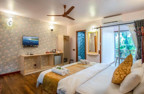 Ukulhas House | Ostrov Villa: Oceanfront Retreat with Pet-Friendly Amenities