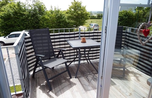 Hohwacht Apartment | Oceanfront Retreat: Ostseeliebe Oben Rechts with Breakfast