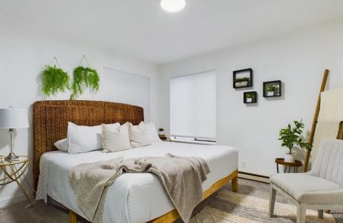 Corvallis House | Cozy OSU Retro Cottage Retreat - Pet and Child Friendly