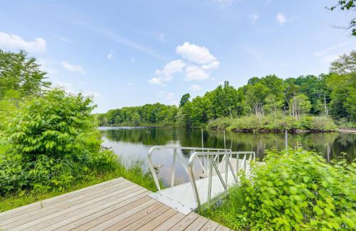Oswegatchie House | Cozy Oswegatchie River Cabin with Kayaks & Fire Pit