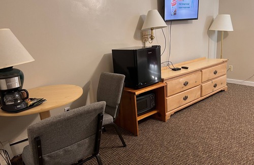 Oswego Hotel | Inviting Oswego Inn with Spa and Family-Friendly Amenities