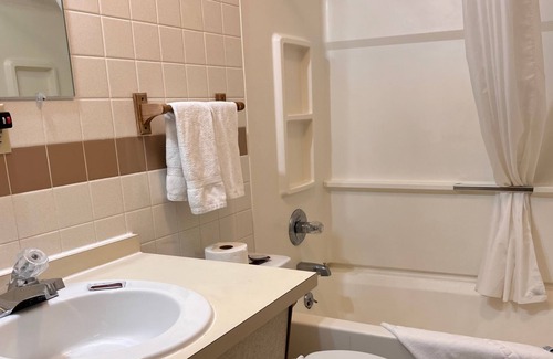 Oswego Hotel | Inviting Oswego Inn with Spa and Family-Friendly Amenities