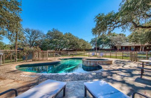 New Braunfels House | No Hurry Retreat: Pet-Friendly with Hot Tub & 10/10 Rating