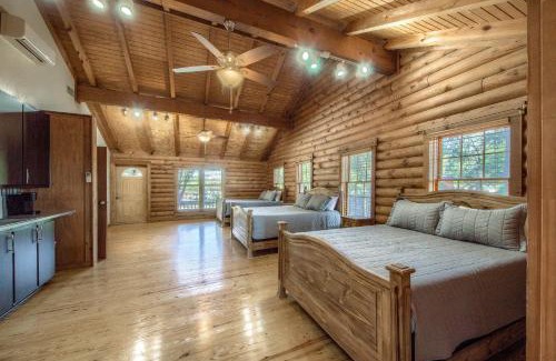 New Braunfels House | No Hurry Retreat: Pet-Friendly with Hot Tub & 10/10 Rating