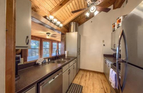 New Braunfels House | No Hurry Retreat: Pet-Friendly with Hot Tub & 10/10 Rating
