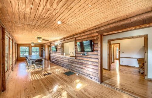 New Braunfels House | No Hurry Retreat: Pet-Friendly with Hot Tub & 10/10 Rating