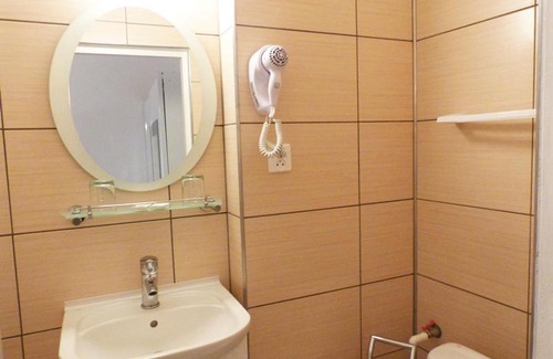 Chernyakhovsk Hotel | Pet-Friendly Haven at Otel U Medvedya with Breakfast Included