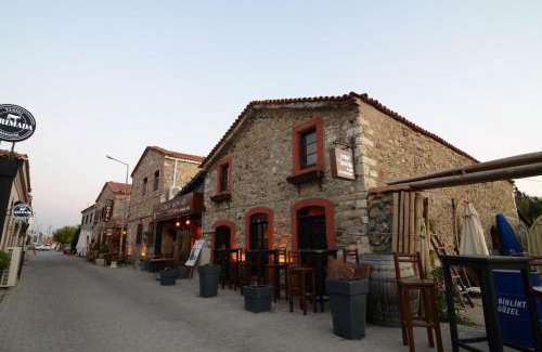 Iskele Mahallesi Bed & Breakfast | Discover Otel Yorgo Seferis: Family-Friendly & Pet Welcoming
