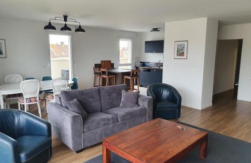 Ouistreham Apartment | Family-Friendly Othello Sea Flat with Oceanfront Views