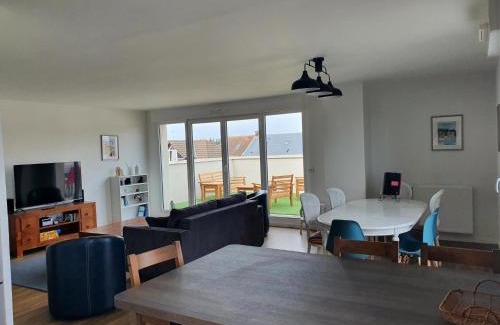 Ouistreham Apartment | Family-Friendly Othello Sea Flat with Oceanfront Views